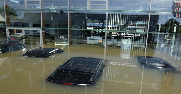 Наводнение в Баварии Уничтожило дилерский центр Jaguar Landrover