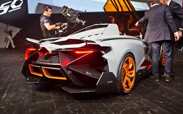 Lamborghini Egoista в единственном экземпляре, подаренная дизайнером VW Вальтером де Сильва итальянскому производителю спортивных машин к 50-летнему юбилею.