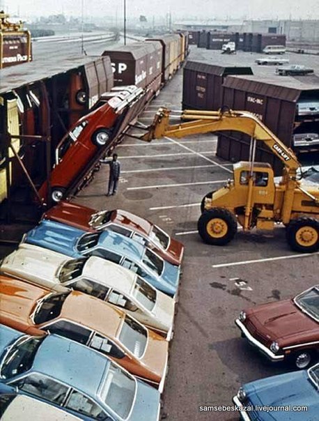Был в американской автомобильной истории такой автомобильчик - Шевроле Вега, производился он корпорацией Дженерал Моторс с 1971 по 1977 год. Сама машинка была так себе и ничем особо примечательным не выделялась, но вот доставляли ее с завода к дилерским центрам очень интересным способом. Машины перевозили в железнодорожных вагонах с очень необычной схемой загрузки - машины помещали в них вертикально, капотом вниз.