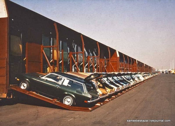 Был в американской автомобильной истории такой автомобильчик - Шевроле Вега, производился он корпорацией Дженерал Моторс с 1971 по 1977 год. Сама машинка была так себе и ничем особо примечательным не выделялась, но вот доставляли ее с завода к дилерским центрам очень интересным способом. Машины перевозили в железнодорожных вагонах с очень необычной схемой загрузки - машины помещали в них вертикально, капотом вниз.