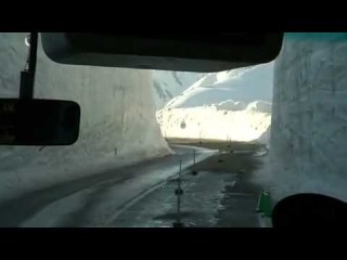 Дорога внутри десятиметрового слоя снега. Япония.