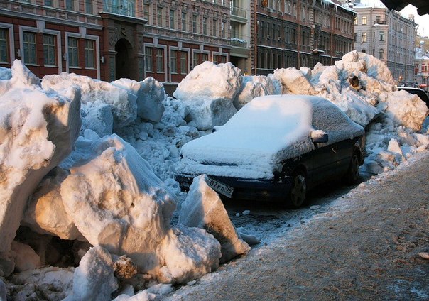 Не игнорируйте предупреждения убирать машины от зданий в периоды уборки снега.