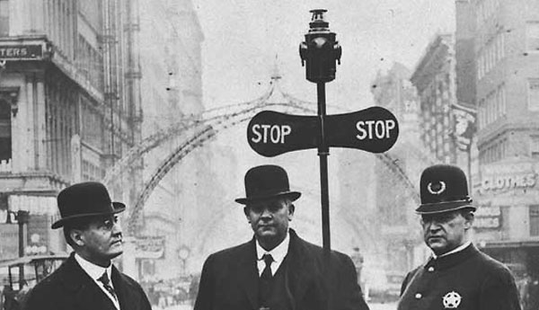 Первый светофор был установлен 10 декабря 1868 года в Лондоне возле здания Британского парламента. Его изобретатель — Джон Пик Найт — был специалистом по железнодорожным семафорам. Светофор управлялся вручную и имел две семафорные стрелки: поднятые горизонтально означали сигнал «стоп», а опущенные под углом в 45° — движение с осторожностью. В тёмное время суток использовался вращающийся газовый фонарь, с помощью которого подавались, соответственно, сигналы красного и зелёного цветов. Светофор использовался для облегчения перехода пешеходов через улицу, а его сигналы предназначались для транспортных средств — пока пешеходы идут, транспортные средства должны стоять. 2 января 1869 года газовый фонарь светофора взорвался, ранив управляющего светофором полицейского.