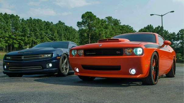 Chevrolet Camaro vs. Dodge Challenger R/T.