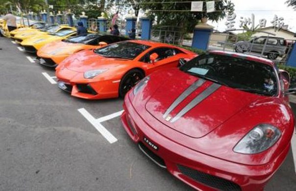 В Малайзии конфисковали 11 Ferrari и Lamborghini.
