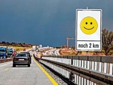 В Германии дорожные знаки улыбаются водителям 