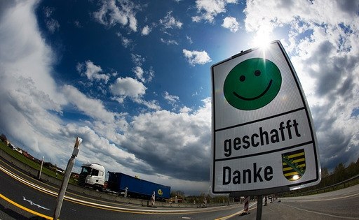 В Германии дорожные знаки улыбаются водителям 