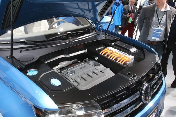 BMW совсем скоро может представить свой самый большой внедорожник. Модель X7 была замечена фотошпионами во время тестов в Калифорнии. Спустя неделю в Детройте показали концепт потенциального конкурента баварца – Volkswagen CrossBlue.