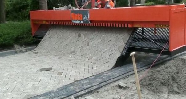 Как кладут дороги в Голландии (фото+видео)