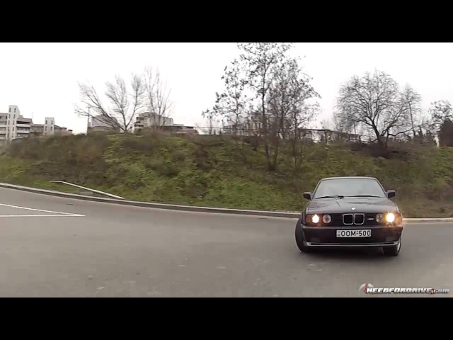 Отчаянные и очень рисковые парни из Грузии свистят резиной днем в оживленном городе на старичке E34 BMW M5