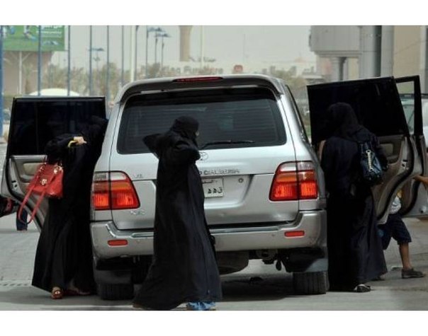 В Саудовской Аравии мужчины выступили против женщин за рулем.