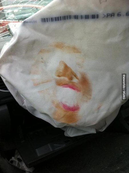 Эта правдивая подушка безопасности выявила все излишки макияжа.