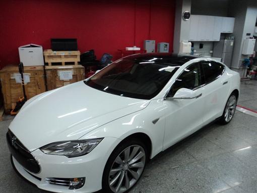 Первый электромобиль Tesla в Украине купил безработный житель Донецка.