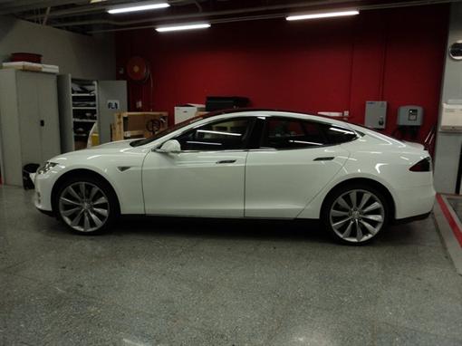 Первый электромобиль Tesla в Украине купил безработный житель Донецка.