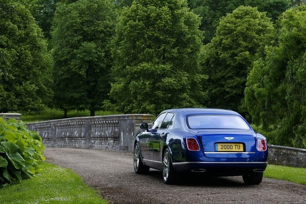 Последний полностью самостоятельный Bentley был выпущен в далеком 1930 году. И лишь с переходом марки под крыло могущественного концерна Volkswagen, располагающего достаточными средствами и инженерными знаниями, Бентли выпустили в 2009 году большой седан Bentley Mulsanne, построенный на абсолютно новой платформе, не имеющей ничего общего ни с другими моделями Bentley, ни, тем более, ни с какими моделями Фольксвагена. Bentley Mulsanne – первый абсолютно новый Бентли за последние 80 лет, пришедший на смену модели Arnage. Изначально новинку представили на конкурсе автомобильной элегантности Pebble Beach Concours d Elegance в Калифорнии, а мировая премьера состоялась на автосалоне во Франкфурте 2009. 