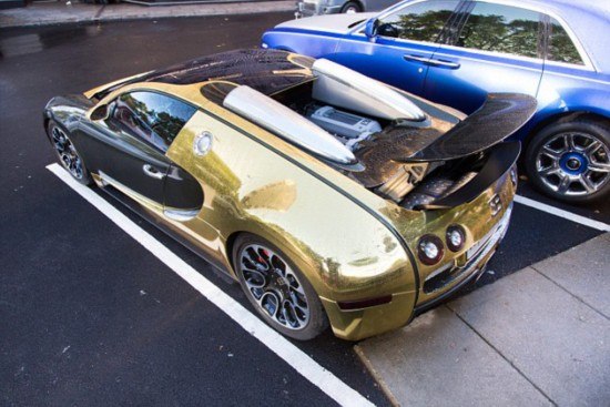 Редкая модель Bugatti Veyron была замечена у отеля в Лондоне