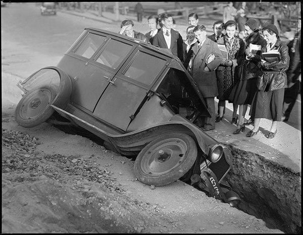 Подборка аварий начала 20 века. Кстати, первой жертвой ДТП считается девушка, которая впервые в жизни увидев автомобиль, от страха замерла на дороге и была сбита.