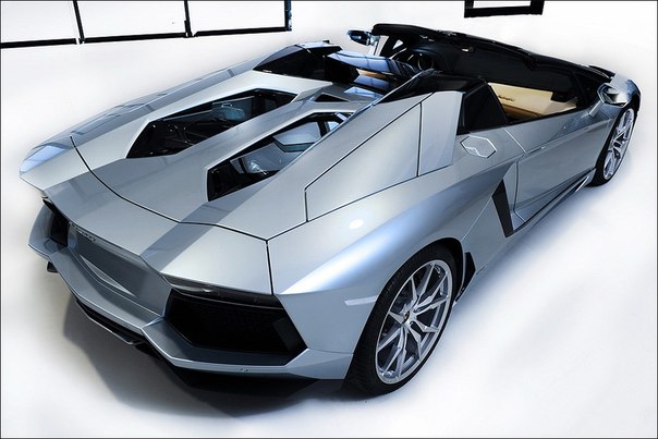 Суперкары Lamborghini Aventador Roadster раскупили на полтора года вперед