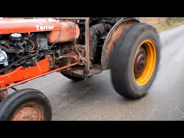 Дрифт на тракторе с тюнингованым двигателем