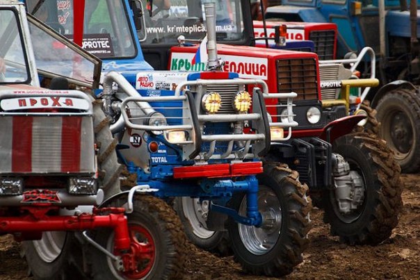 Гонки на тракторах в Крыму