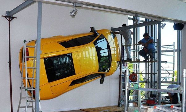 Lamborghini повесили на стену 