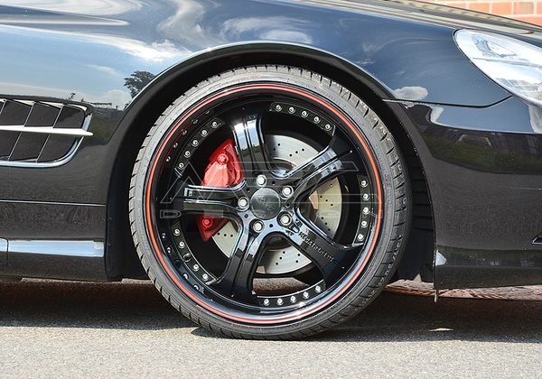 Главным изменением немецких тюнером можно смело назвать установку комплекта новых колесных дисков собственного изготовления. Разноширокие 20-дюймовые колеса mecxtreme3, состоящие из трех частей, выкрашены в черный цвет оттенка «Full Glossy Black», имеют красные обода и «обуты» в низкопрофильные покрышки шириной 245 мм на передней оси и 285 мм на задней.