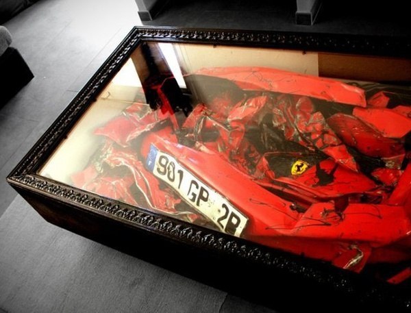 Французкий дизайнер Чарли Молинелли создал из разбитого Ferrari оригинальный журнальный столик. 