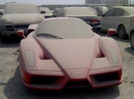 Один из легендарных суперкаров Ferrari Enzo, стоимостью более $1 000 000, обнаружился на полицейской штрафстоянке в Дубае. Судя по толстому слою пыли на его кузове, хозяин давно забыл о необходимости забрать машину.