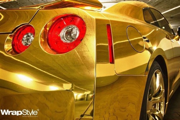 На днях в сети появились фотографии японского спорткара Nissan GT-R облаченного в «золотой кафтан». Это конечно не легендарный проект под названием «Bolt Gold», однако внимания нашего стоит. Разработчиками данного проекта выступают пока еще малоизвестные специалисты из Чехии, которые называют себя WrapStyle.