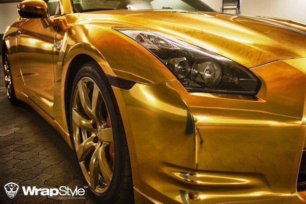 На днях в сети появились фотографии японского спорткара Nissan GT-R облаченного в «золотой кафтан». Это конечно не легендарный проект под названием «Bolt Gold», однако внимания нашего стоит. Разработчиками данного проекта выступают пока еще малоизвестные специалисты из Чехии, которые называют себя WrapStyle.