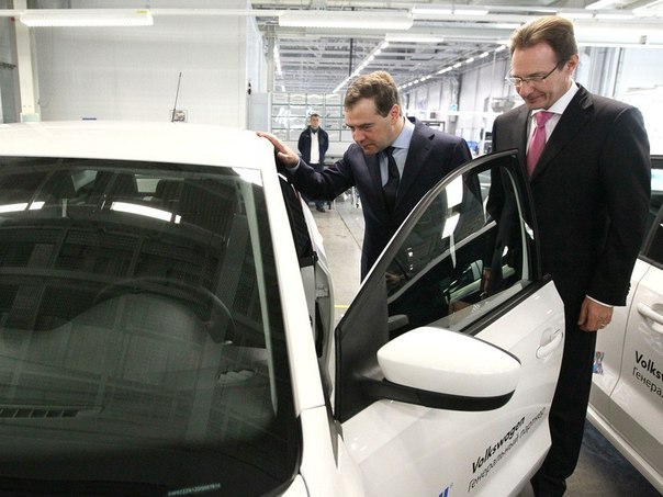 Медведев: российский автопром может выпускать красивые машины.