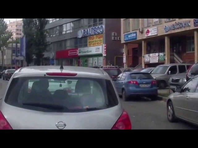 Две машины без номеров с вооруженными бойцами на борту. В центре Киева.