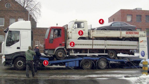 Правильная доставка Mercedes: сразу на трех грузовиках