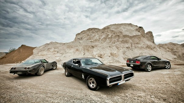 Chevrolet Corvette C3 (1979), Dodge Charger (1972) и Ford Mustang GT (2006)