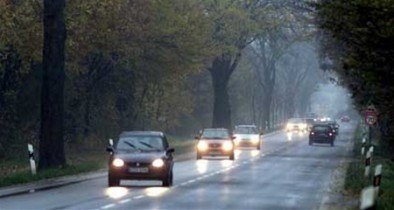В Украине с 1 октября на загородных дорогах транспортные средства должны двигаться с включенным светом фар - об этом сообщает пресс-служба департамента ГАИ МВД Украины.