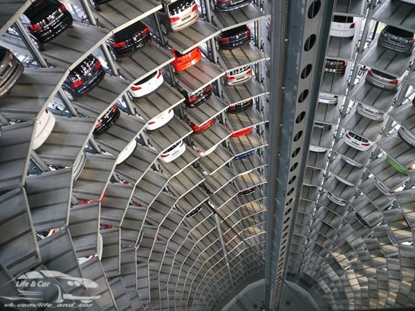 «Автоштадт» – это достопримечательность рядом с автозаводом Volkswagen в Вольфсбурге, Германия.