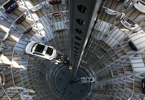 «Автоштадт» – это достопримечательность рядом с автозаводом Volkswagen в Вольфсбурге, Германия.