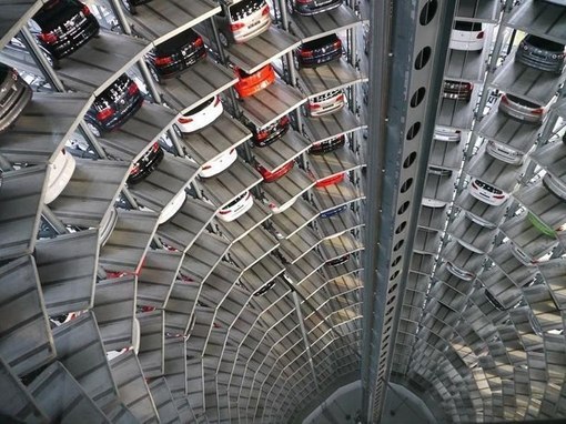Автомобильная башня рядом с автозаводом Volkswagen в Вольфсбурге, Германия.