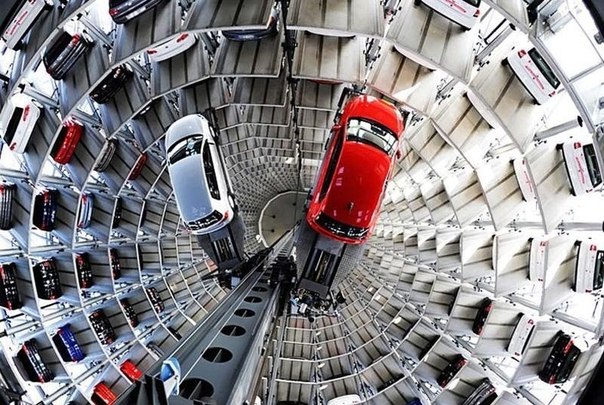 Автомобильная башня рядом с автозаводом Volkswagen в Вольфсбурге, Германия.