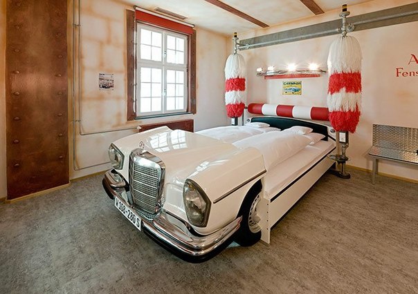 Отель с "рычащим" названием V8 Hotel — лучшее место отдыха для истинных любителей автомобилей. 