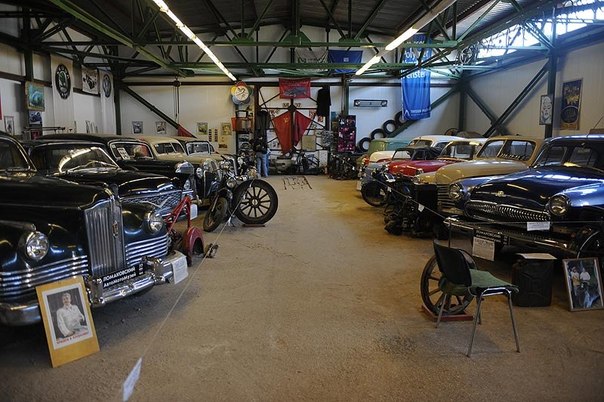 Ломаковский музей старинных автомобилей и мотоциклов — первый автомотомузей в России. Первый негосударственный музей в России с 1917 года. Основан в 1987 году. Открыт для экскурсий в 1991 году.