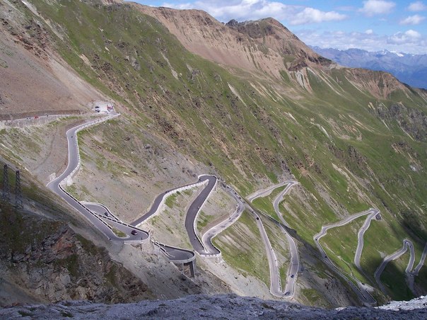 48 шпилек автомагистрали Stelvio Pass Road