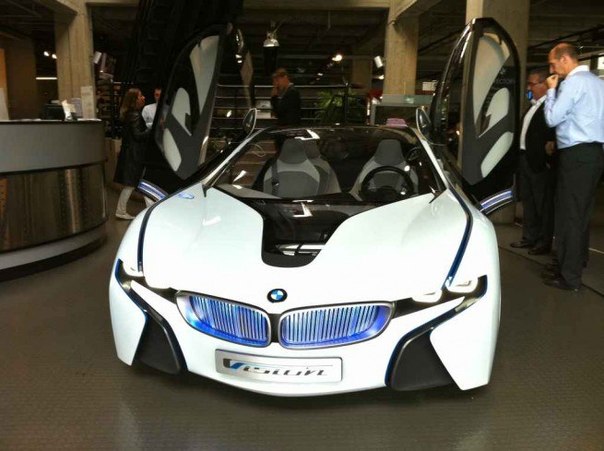 Возможно, именно этот автомобиль станет главной звездой стенда BMW во Франкфурте: Concept Vision EfficientDynamics – спортивный автомобиль с посадочной формулой 2+2, разработанный на основе технологий будущего, имеющим минимальные выбросы в окружающую среду, оснащенный 3-цилиндровым турбодизельным двигателем и двумя электромоторами.