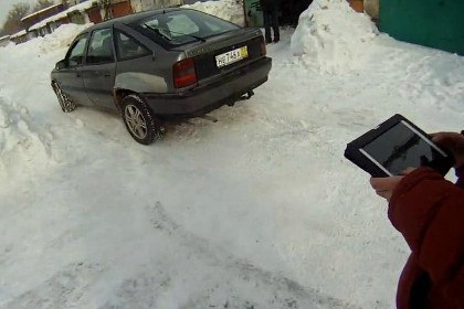 В Тульской области автолюбители собрали в обычном гараже дистанционно управляемый автомобиль. Беспилотник управляется по Wi-Fi с помошью планшета iPad, передают региональные СМИ.