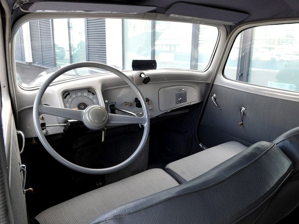 Citroen Traction Avant - символ истории марки Citroen - стал предвестником современных автомобилей благодаря многочисленным технологическим нововведениям, среди которых - знаменитая система привода передних колес.