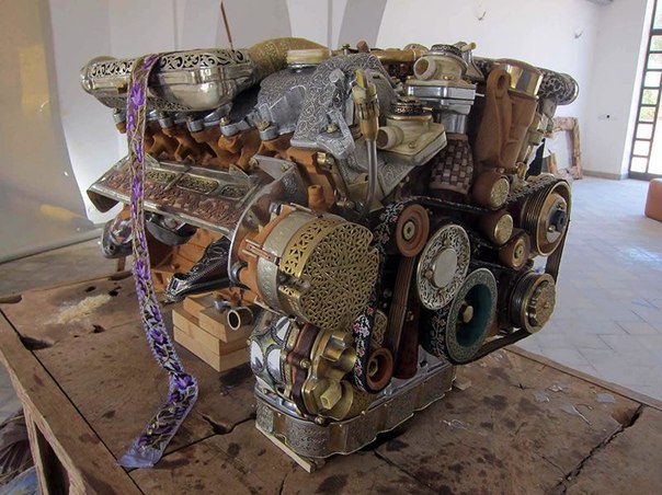 Двигатель V12 из дерева и камня 