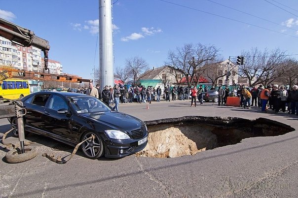 Mercedes-Benz S221 6.3 AMG завис над пропастью в Одессе
