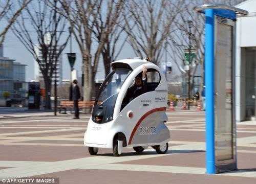 Компания Hitachi представила одну из своих последних разработок - совсем крошечный автомобиль-робот Ropits, который способен самостоятельно доставить единственного пассажира в пункт назначения.