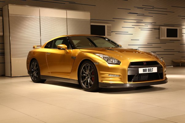 Nissan GT-R обернули в золото.