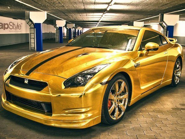Nissan GT-R обернули в золото.